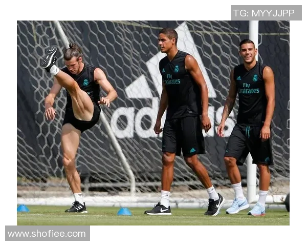 各大足球明星腹肌对比分析展现运动员完美身材与训练成果 各大足球明星腹肌对比分析展现运动员完美身材与训练成果