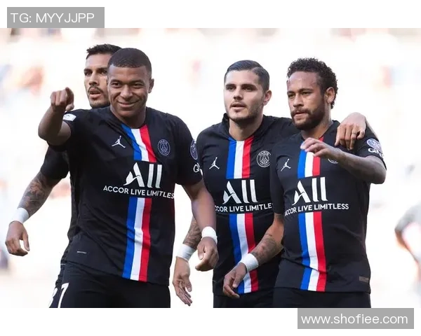 克莱足球明星合影精彩瞬间回顾与背后的故事分享 克莱足球明星合影精彩瞬间回顾与背后的故事分享