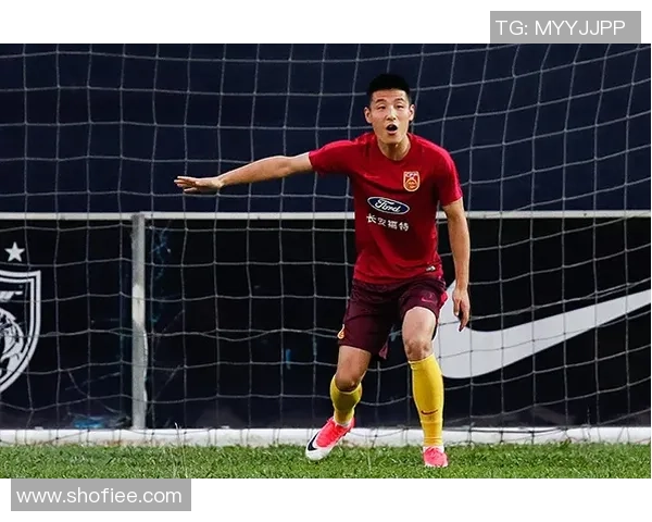 足球明星李毅亲笔签名设计作品展现独特魅力与个性风格的艺术之旅